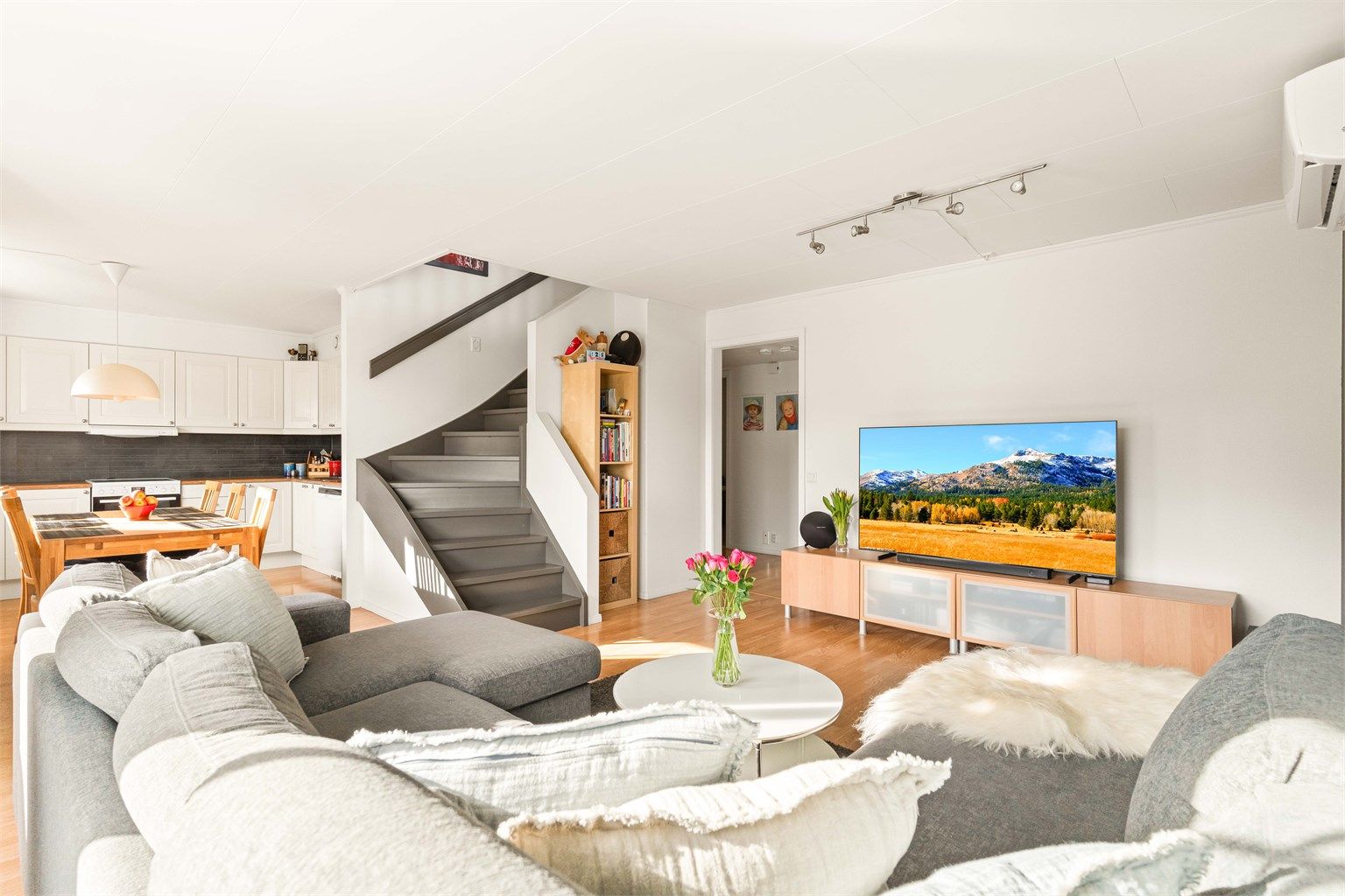 Velkommen til Tellusvegen 7B! Leiligheten har en åpen og sosial planløsning mellom stue og kjøkken i hovedetasjen.