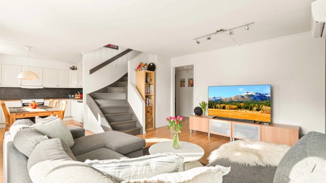 Velkommen til Tellusvegen 7B! Leiligheten har en åpen og sosial planløsning mellom stue og kjøkken i hovedetasjen.