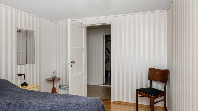 Rommet har parkett på gulvet og lysmalte vegger
