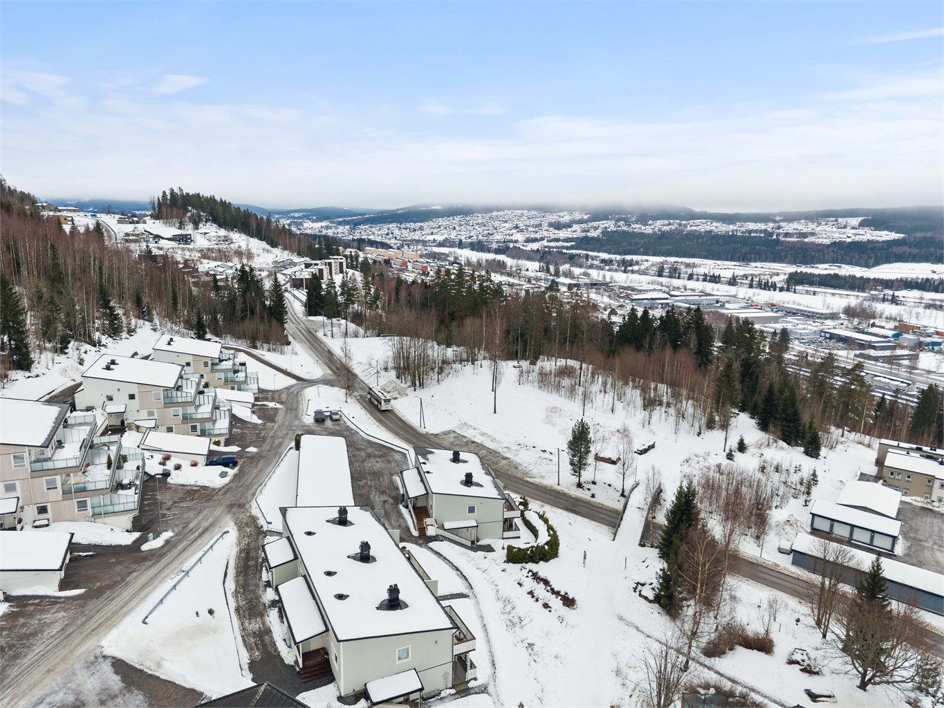 Det går buss fra veien med hyppige avganger til sentrum. 