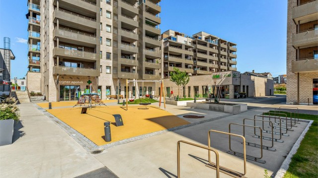 Felles lekeplass og hyggelige uteområder på eiendommen.