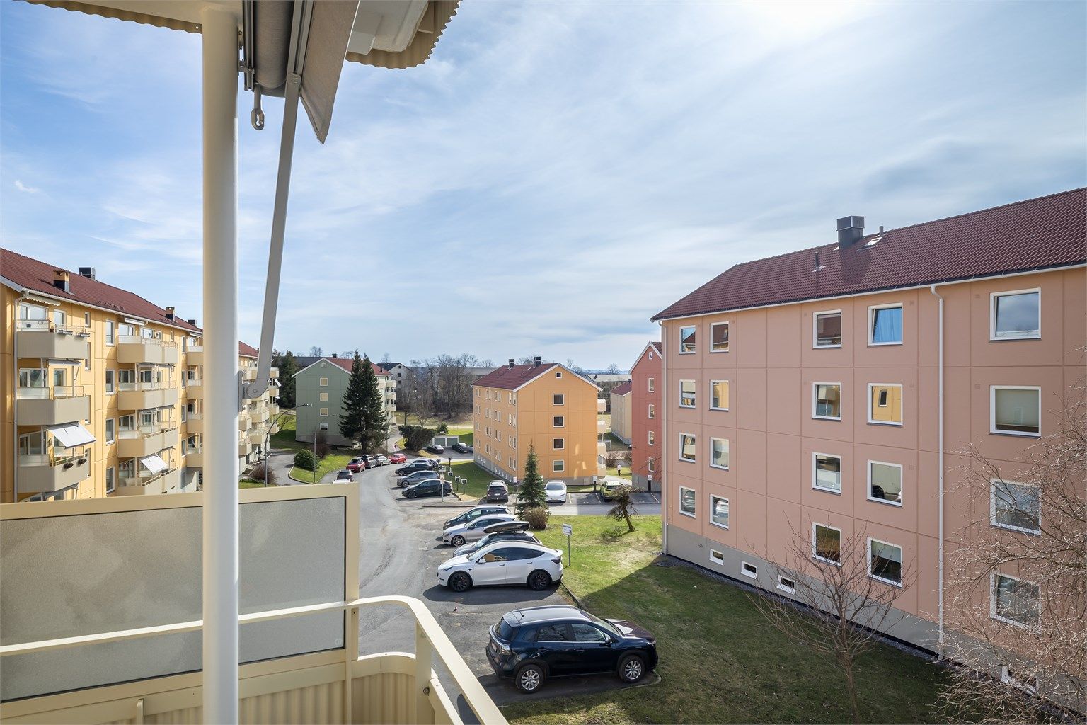 Ny markise er montert og skjermer godt for solen på solfylte dager