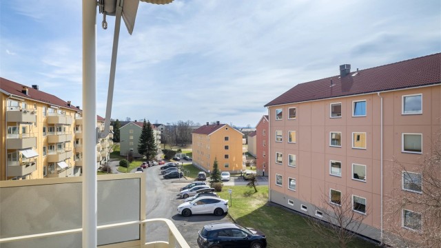 Ny markise er montert og skjermer godt for solen på solfylte dager