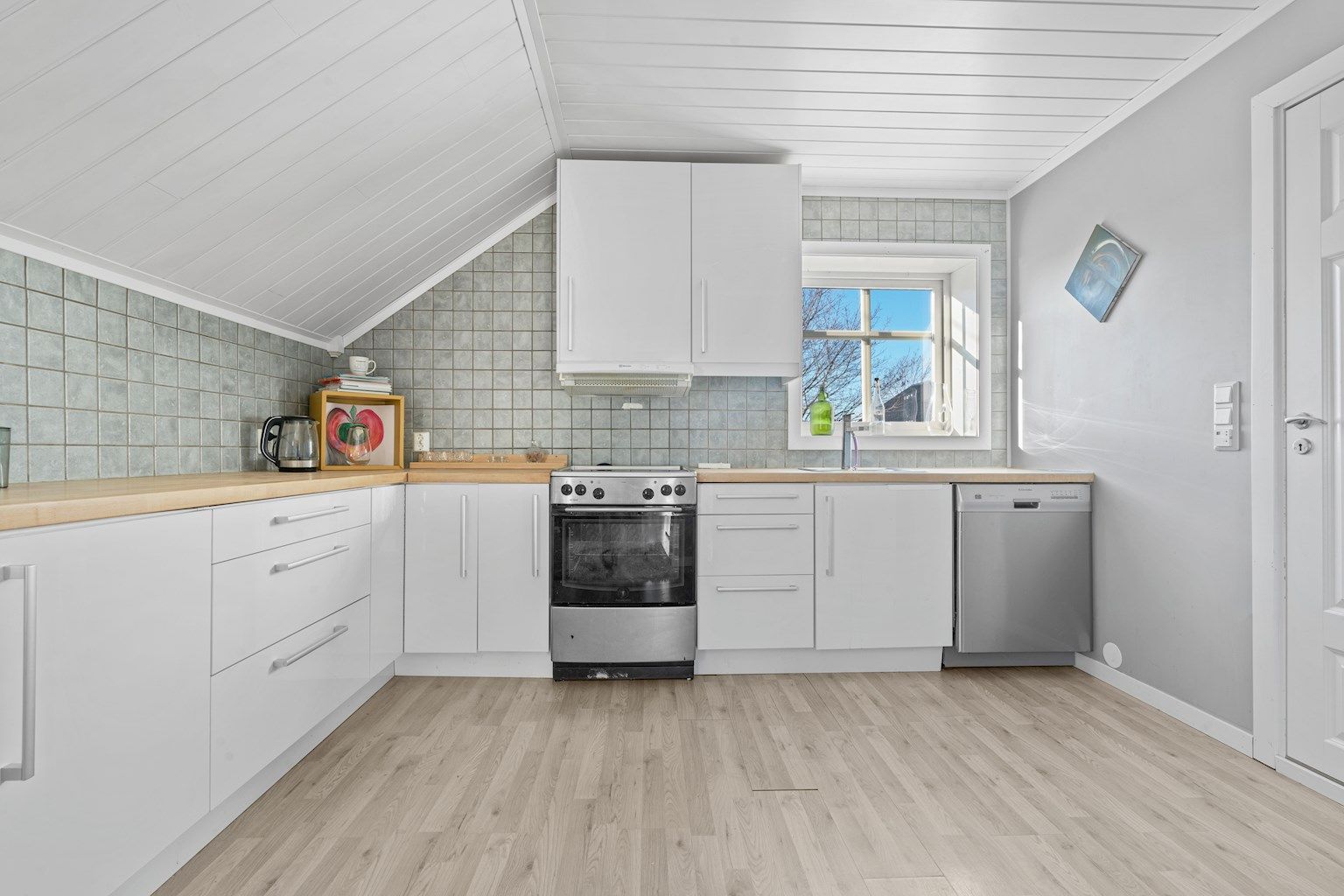 Kjøkkeninnredningen er fra 2015 og har noe bruksslitasje, men er funksjonell og bruksvennlig utformet.