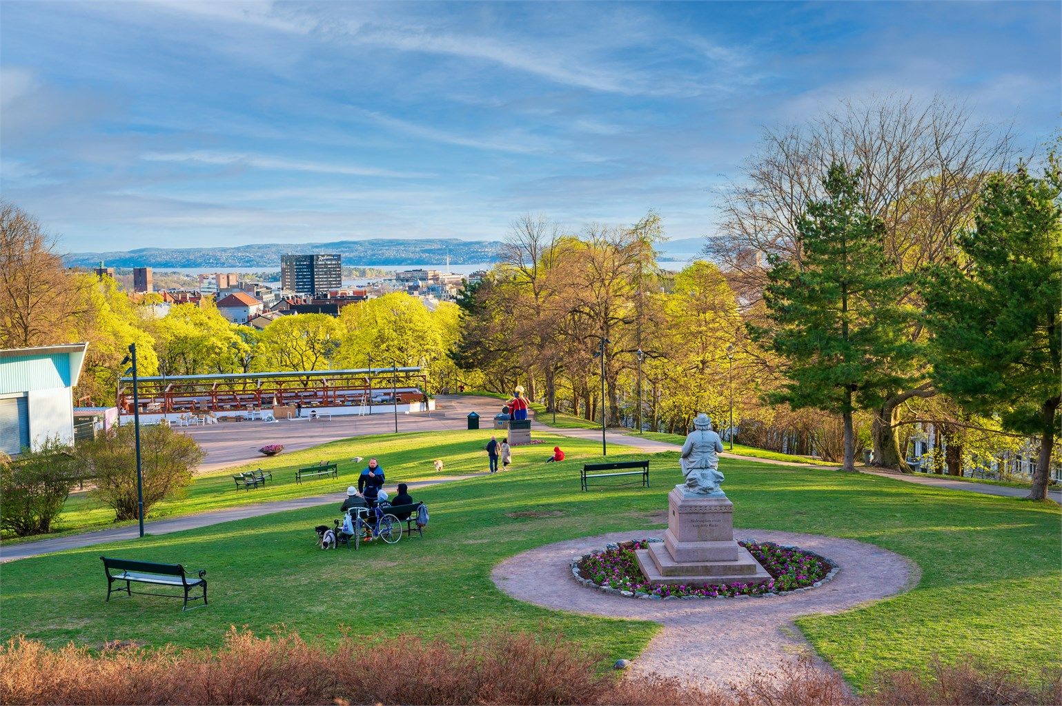 I parken kan du nyte late sommerdager eller slappe av med utsikt over byen.