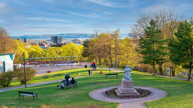 I parken kan du nyte late sommerdager eller slappe av med utsikt over byen.