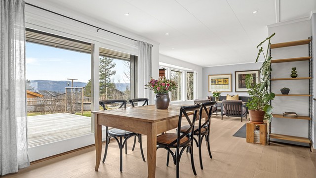 Fra spisestuen åpner store skyvedører opp mot terrassen og hagen.