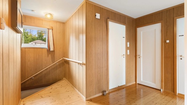 Annen etasje består av gang, baderom, wc-rom og fire soverom hvor ett av soverommene har balkong. Etasjen har en god rominndeling for den typiske barnefamilien