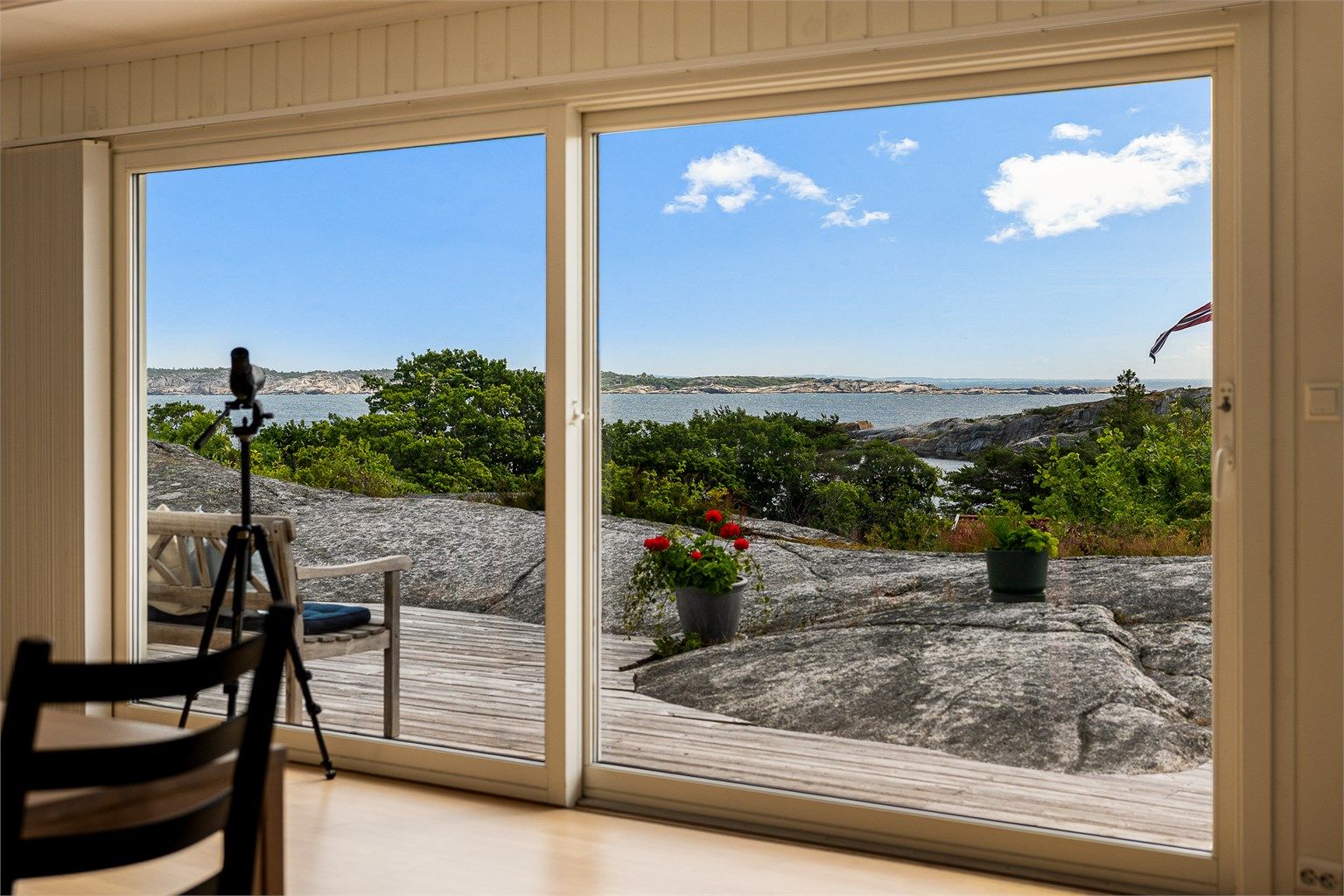 Eiendommen har en fantastisk panoramautsikt. Her kan man sitte i timevis og nyte utsikten, og man blir aldri lei. 
