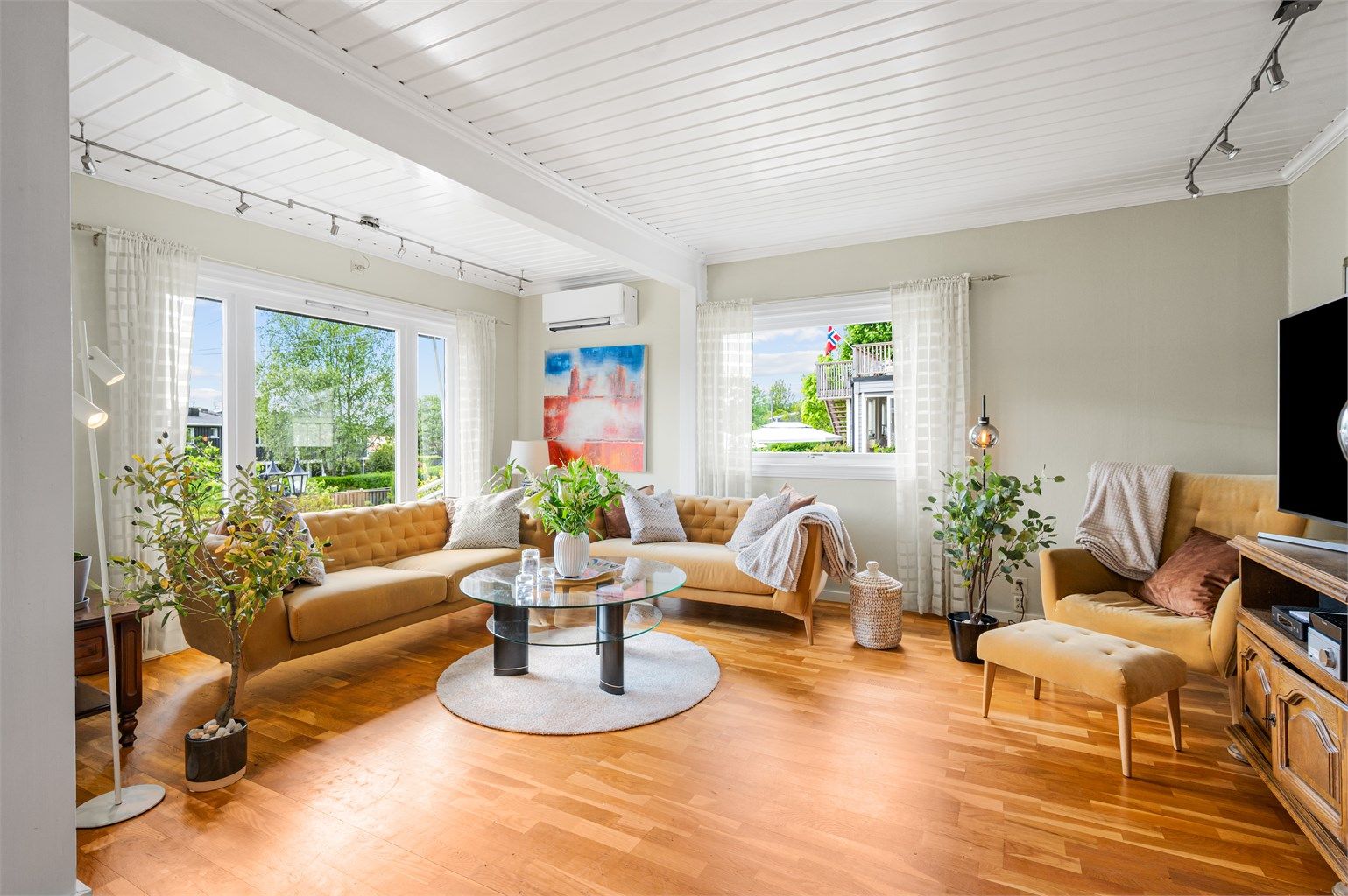 Rommets størrelse gjør det enkelt å innrede med en hyggelig sofagruppe med tilhørende salongbord og annet ønskelig stuemøblement.