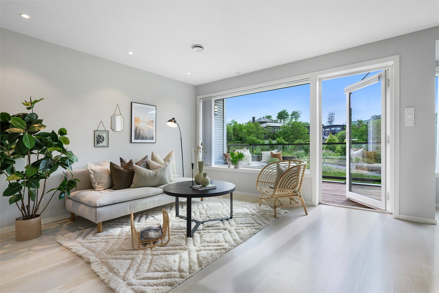 Utgang til balkong fra stuen. 