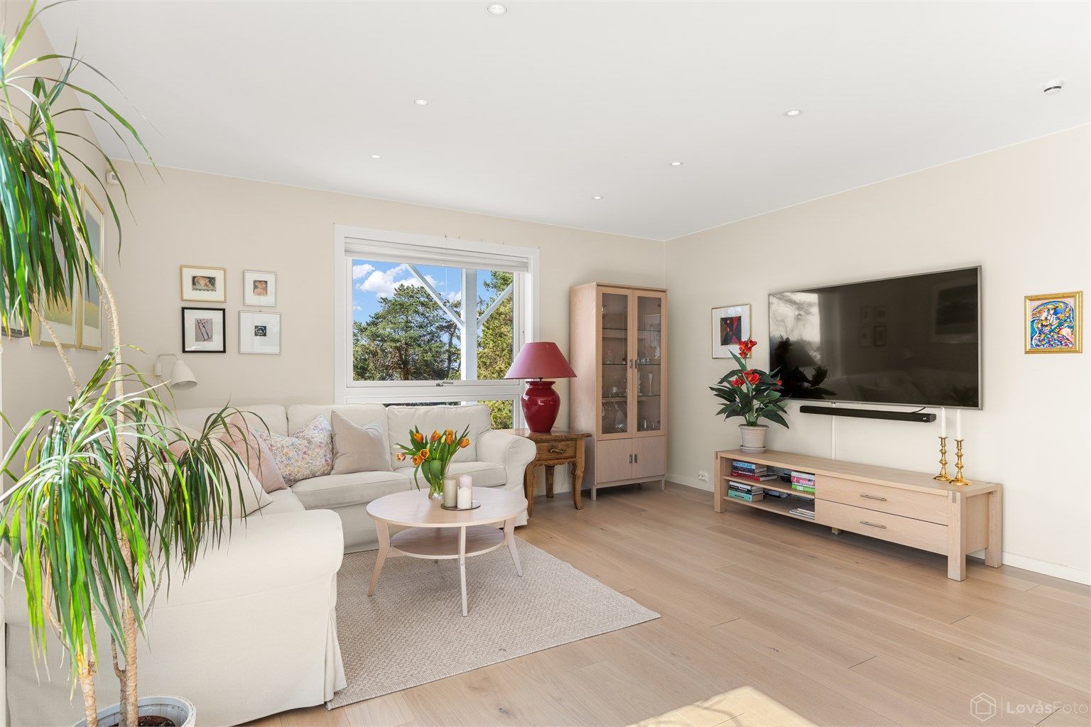 Stuen er lett å møblere, med god plass til en romslig sofagruppe. Gjennomgående parkettgulv med varme.