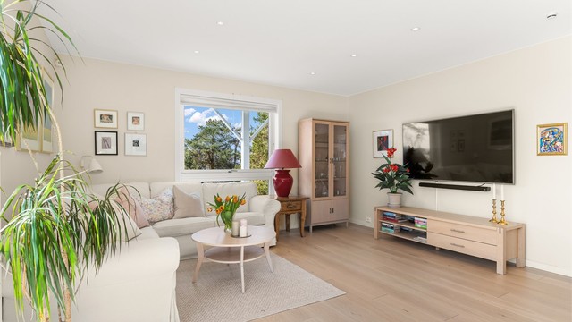 Stuen er lett å møblere, med god plass til en romslig sofagruppe. Gjennomgående parkettgulv med varme.