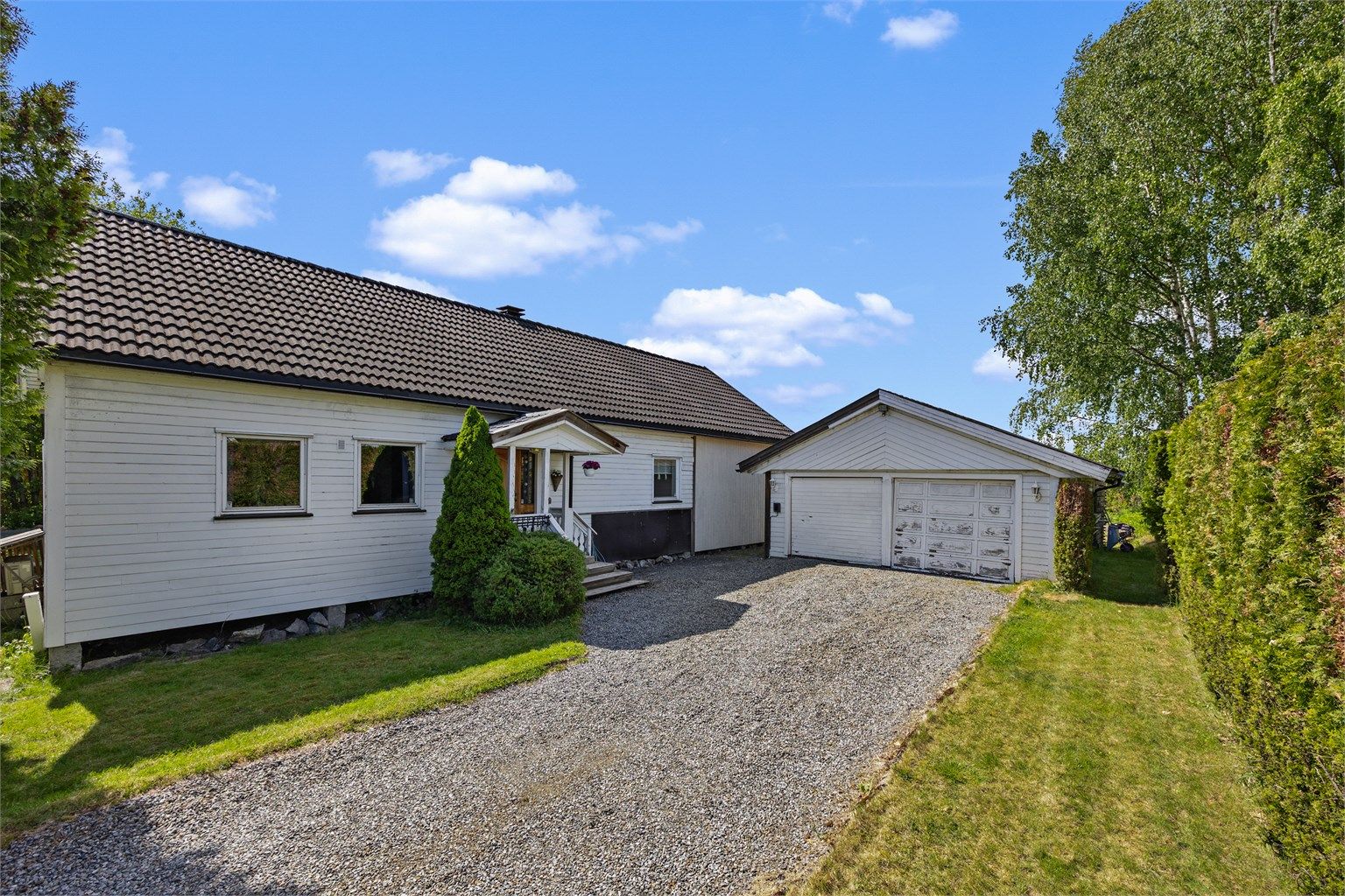 Boligen byr på en praktisk planløsning og passer perfekt for deg som ønsker å sette ditt eget preg og skape drømmehjemmet i naturskjønne omgivelser