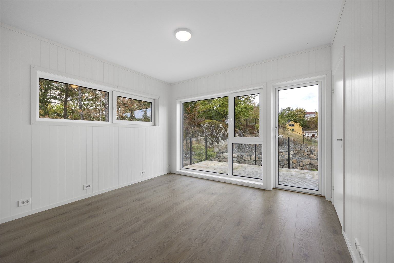 Vinduene vender ut mot grønne omgivelser. Det er turområde like ved, bussholdeplass og matbutikk ca. 350 meter unna.