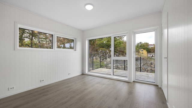 Vinduene vender ut mot grønne omgivelser. Det er turområde like ved, bussholdeplass og matbutikk ca. 350 meter unna.