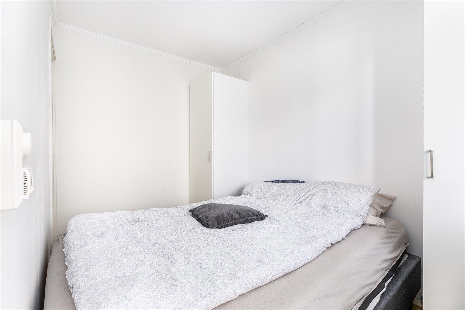 I soverommet medfølger to garderobeskap.