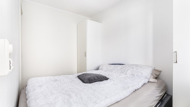 I soverommet medfølger to garderobeskap.