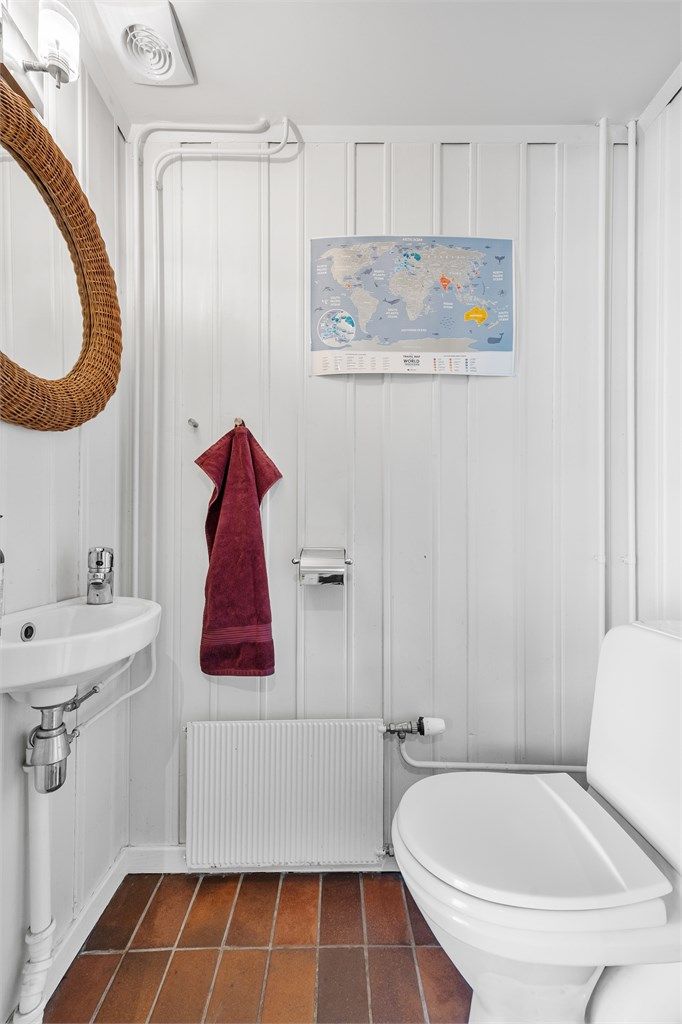 Praktisk toalett i tilknytting til entreen.