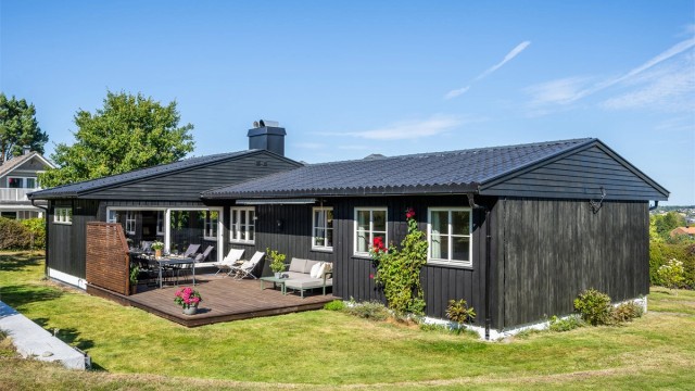 Innholdsrik enebolig med stor tomt og sentral beliggenhet på Teie | 4 soverom, moderne bad og store terrasser | Garasje