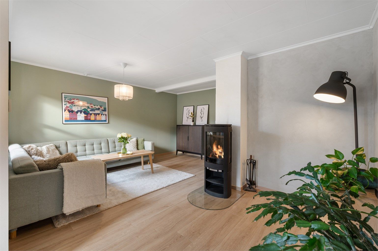 Moderne og flott peisovn sørger for effektiv og god oppvarming i leiligheten på kalde dager, i tillegg til en hyggelig atmosfære.