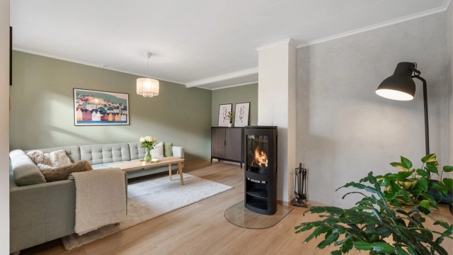 Moderne og flott peisovn sørger for effektiv og god oppvarming i leiligheten på kalde dager, i tillegg til en hyggelig atmosfære.