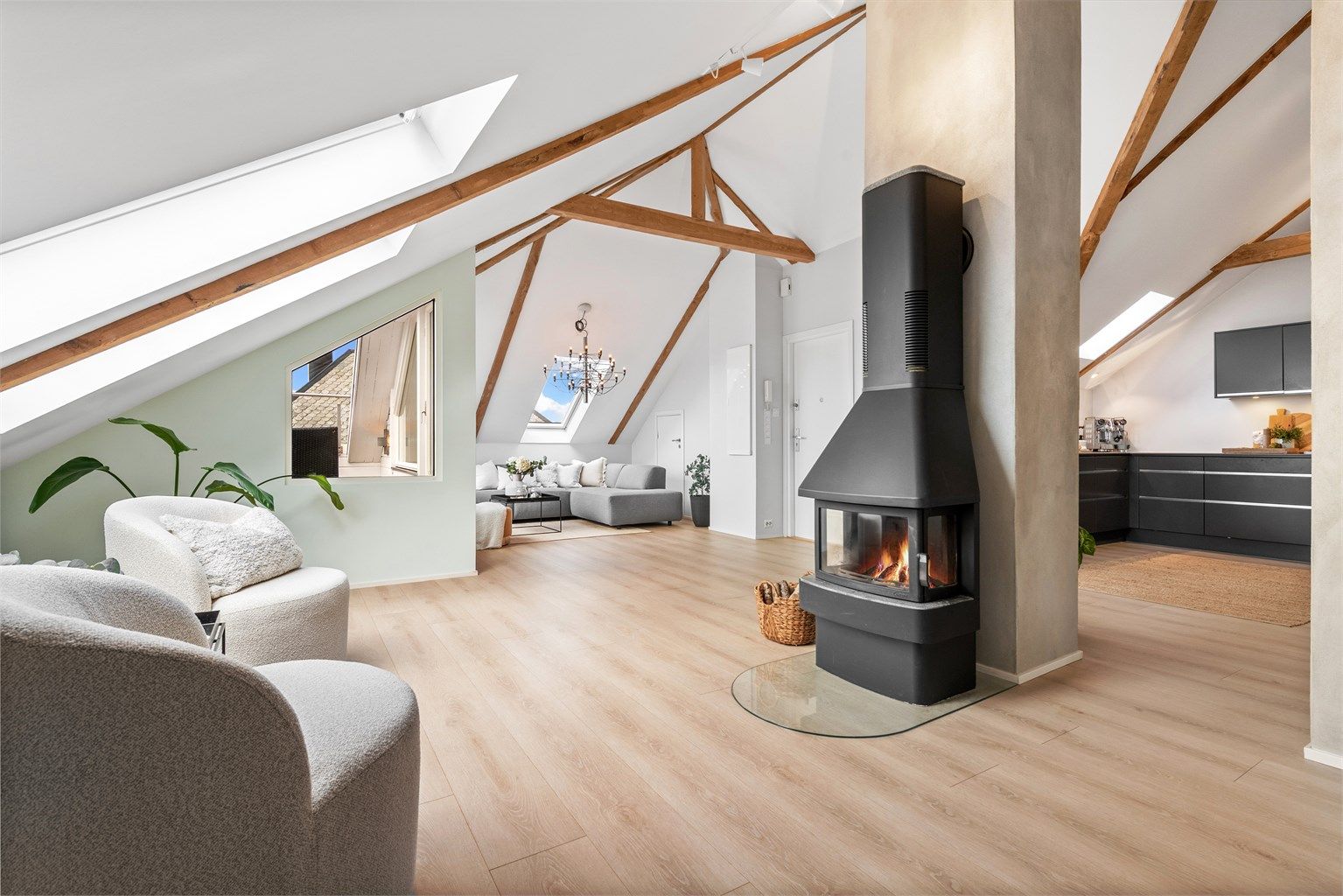 Skorsteinen ble rehabilitert i 2019, og ildstedet gir en god supplementær varmekilde.