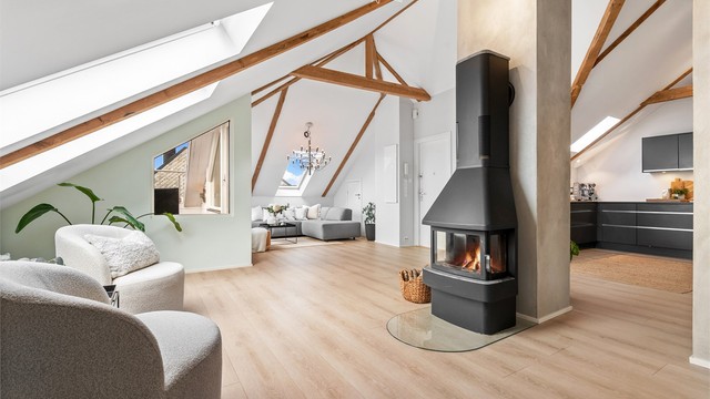 Skorsteinen ble rehabilitert i 2019, og ildstedet gir en god supplementær varmekilde.