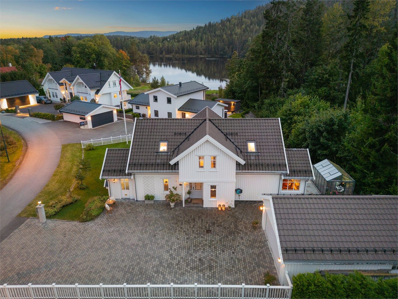 Eiendommen ligger skjermet til med skog i bakkant og nærhet til vann.