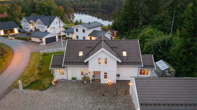 Eiendommen ligger skjermet til med skog i bakkant og nærhet til vann.