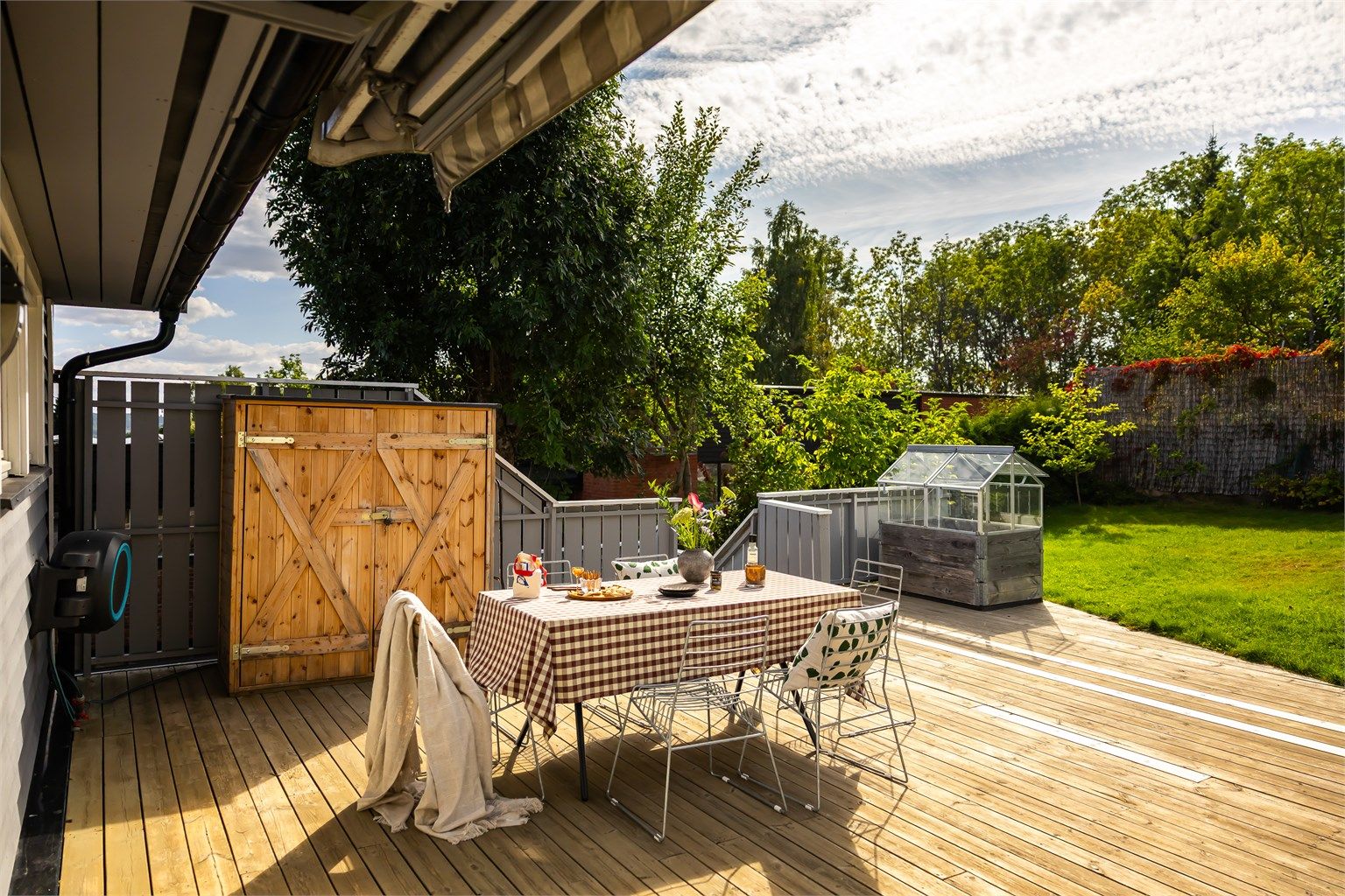 Terrassen gir rikelig med plass til både spisegruppe, loungemøbler og grill.