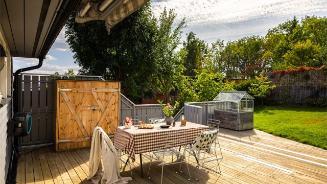 Terrassen gir rikelig med plass til både spisegruppe, loungemøbler og grill.