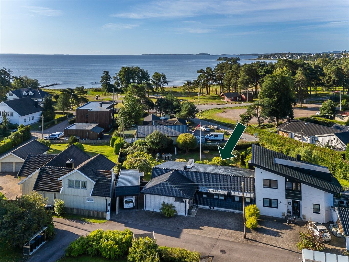 Beliggenheten er meget attraktiv med tanke på nærheten til strand, sjøliv og nydelige turstier. 