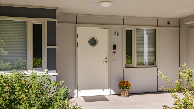 Egen inngang fra svalgang på bakkeplan. Velkommen inn!