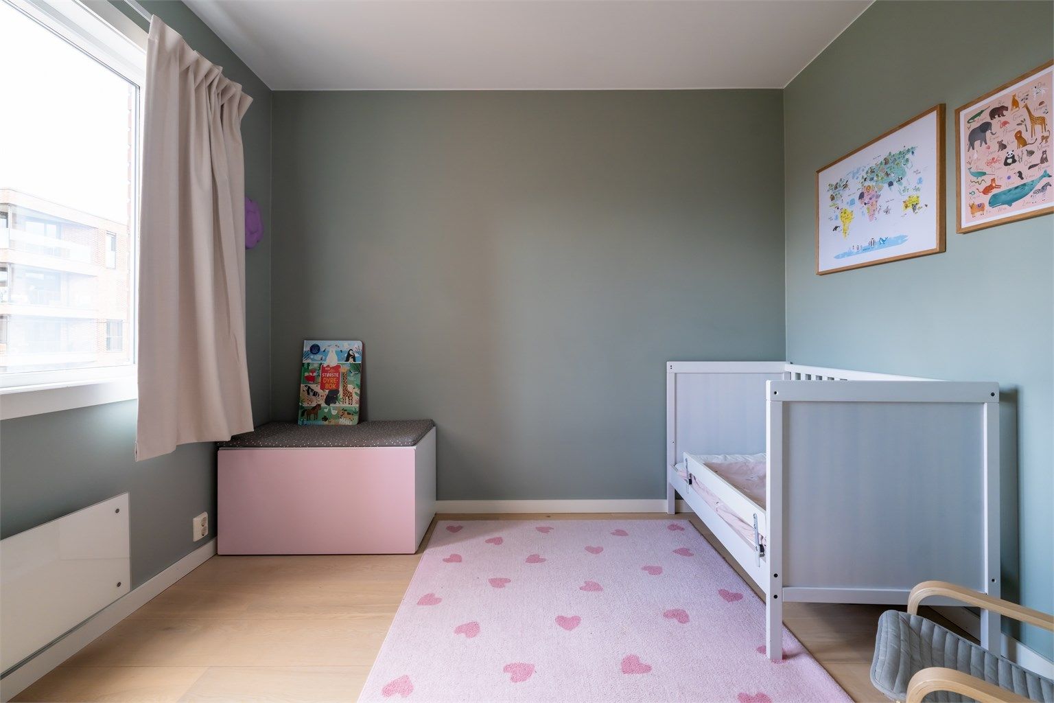 Det tredje soverommet egner seg godt som et gjesterom, barnerom eller kontor.