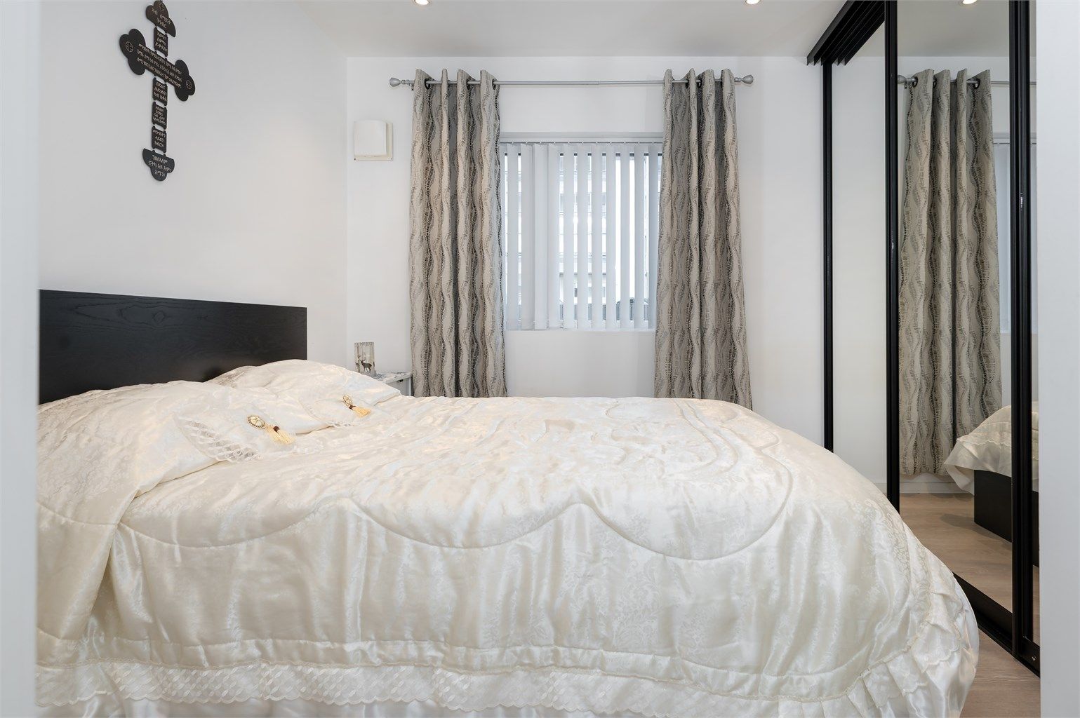 Hovedsoverommet er av god størrelse med plass til dobbeltseng og tilhørende møblement.