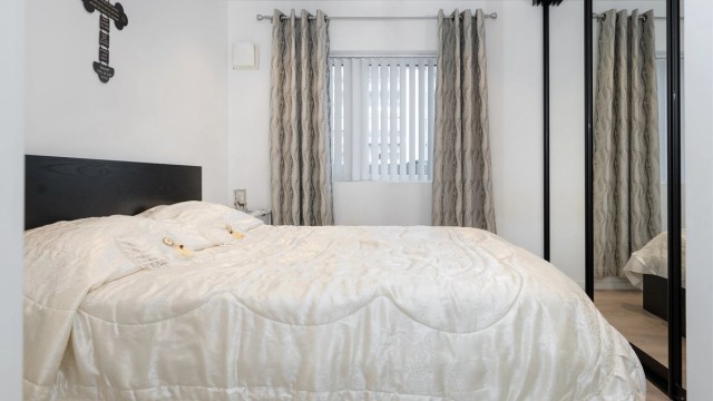 Hovedsoverommet er av god størrelse med plass til dobbeltseng og tilhørende møblement.