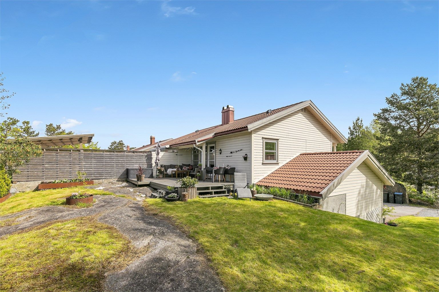 Vestvendt, solrikt og helt usjenert terrasse og hage