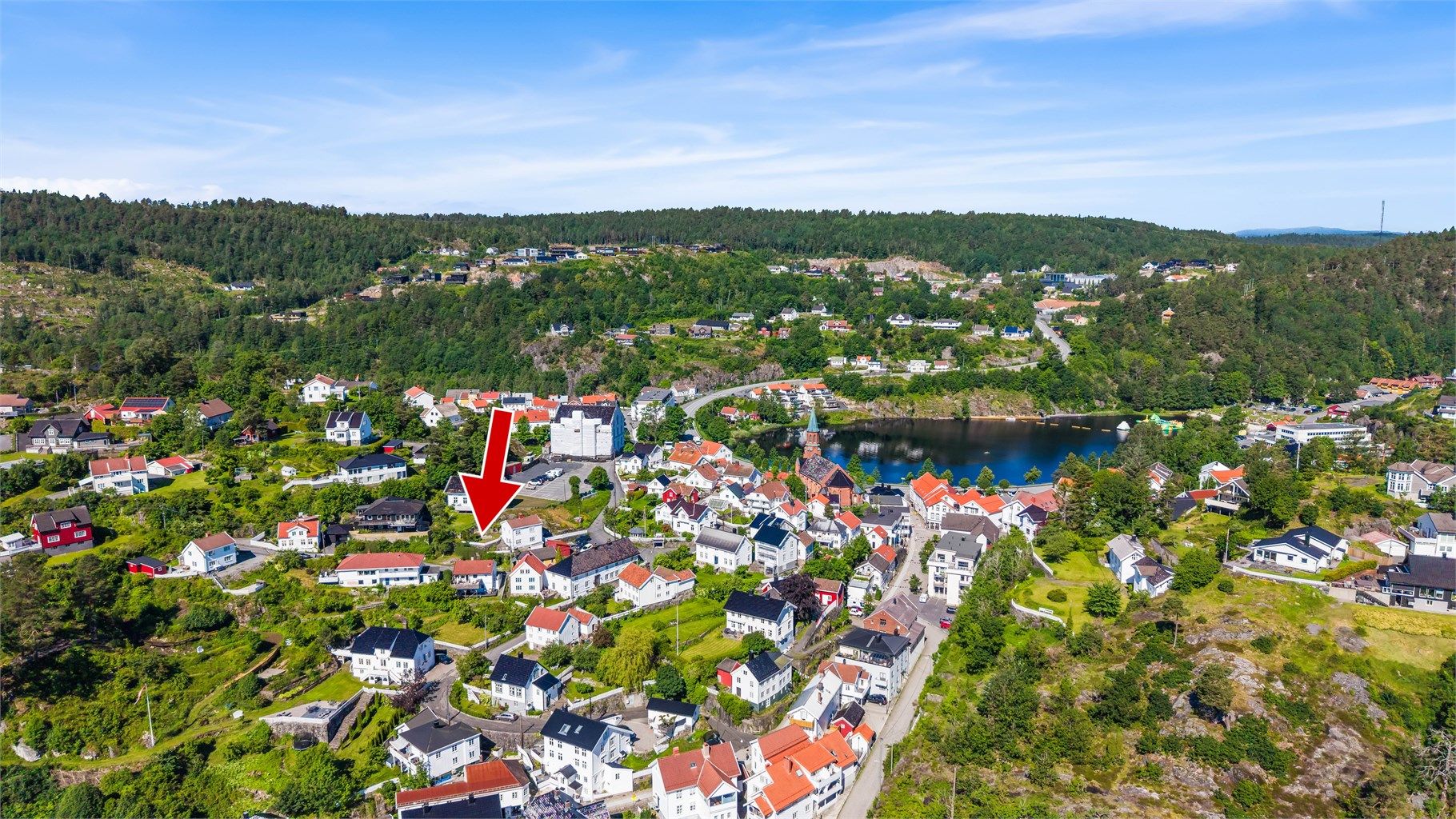 Eiendommen ligger i et etablert og sentrumsnært boligområde. Det er gangavstand til Tjenna badepark og matbutikk også.