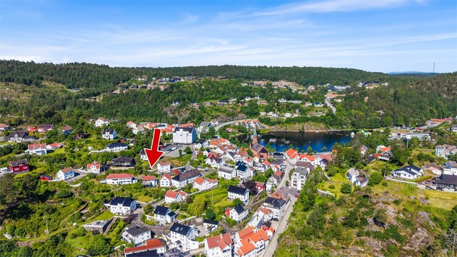 Eiendommen ligger i et etablert og sentrumsnært boligområde. Det er gangavstand til Tjenna badepark og matbutikk også.