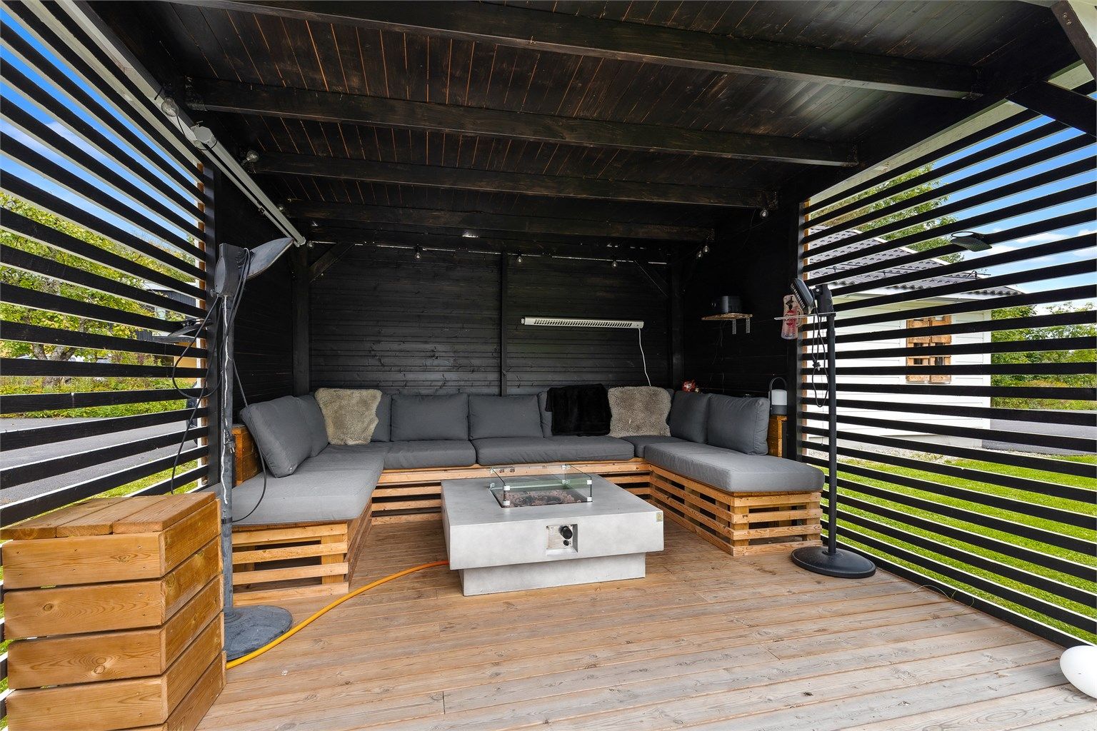 Overbygd uteplass med gasspeis og varmelamper.