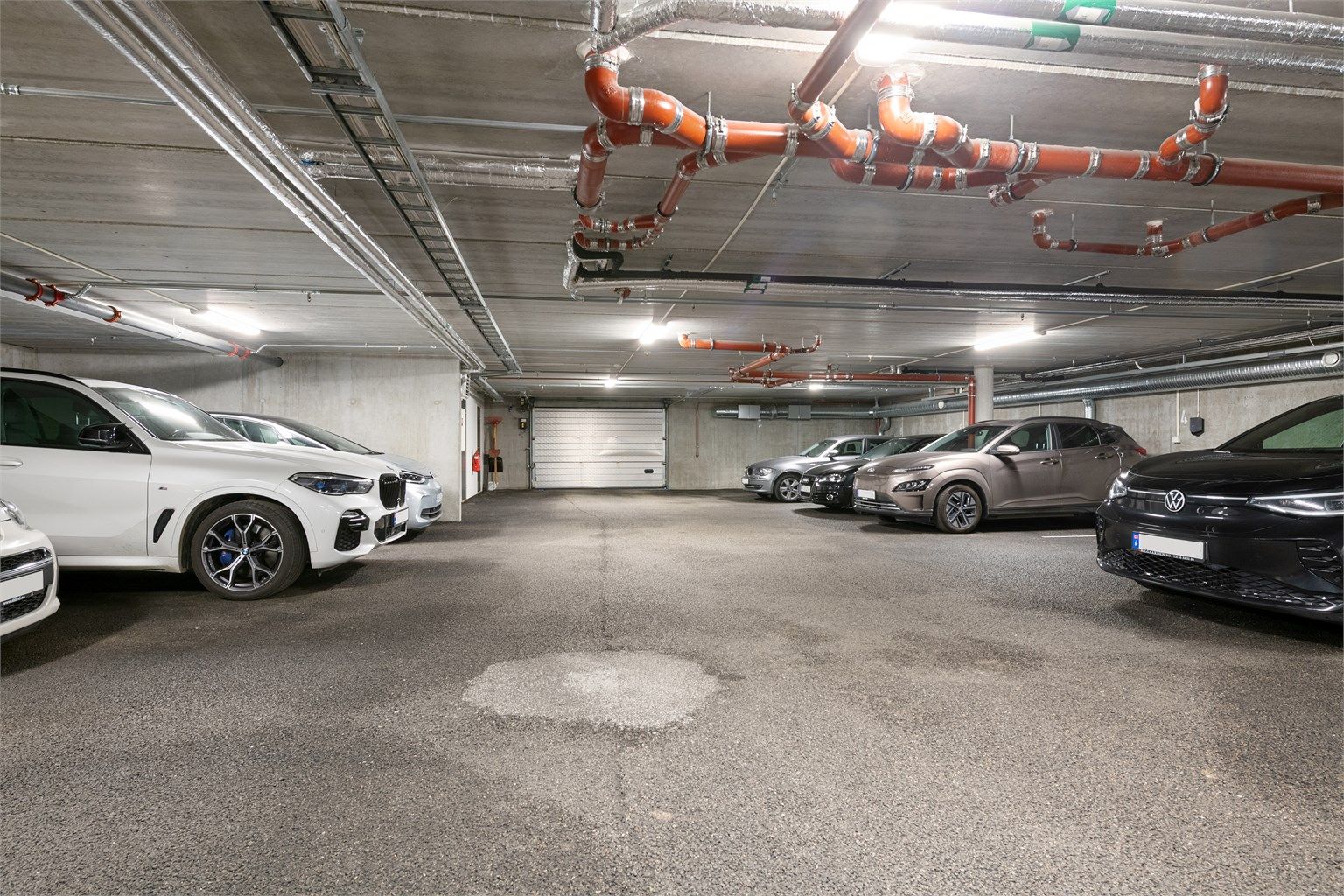 Leiligheten disponerer en egen parkeringsplass og en bod på 6 kvm i felles garasjeanlegg. Det er montert ladepunkt for elbil