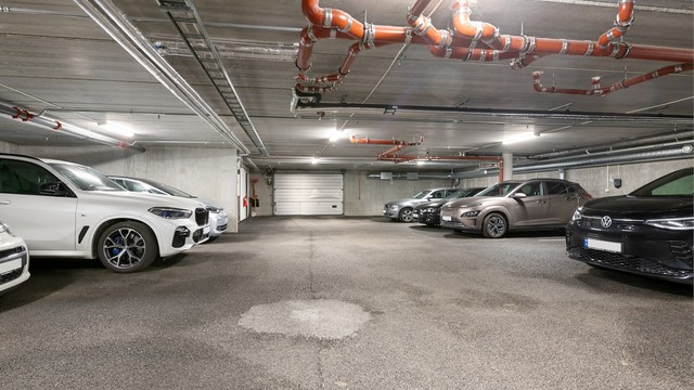 Leiligheten disponerer en egen parkeringsplass og en bod på 6 kvm i felles garasjeanlegg. Det er montert ladepunkt for elbil