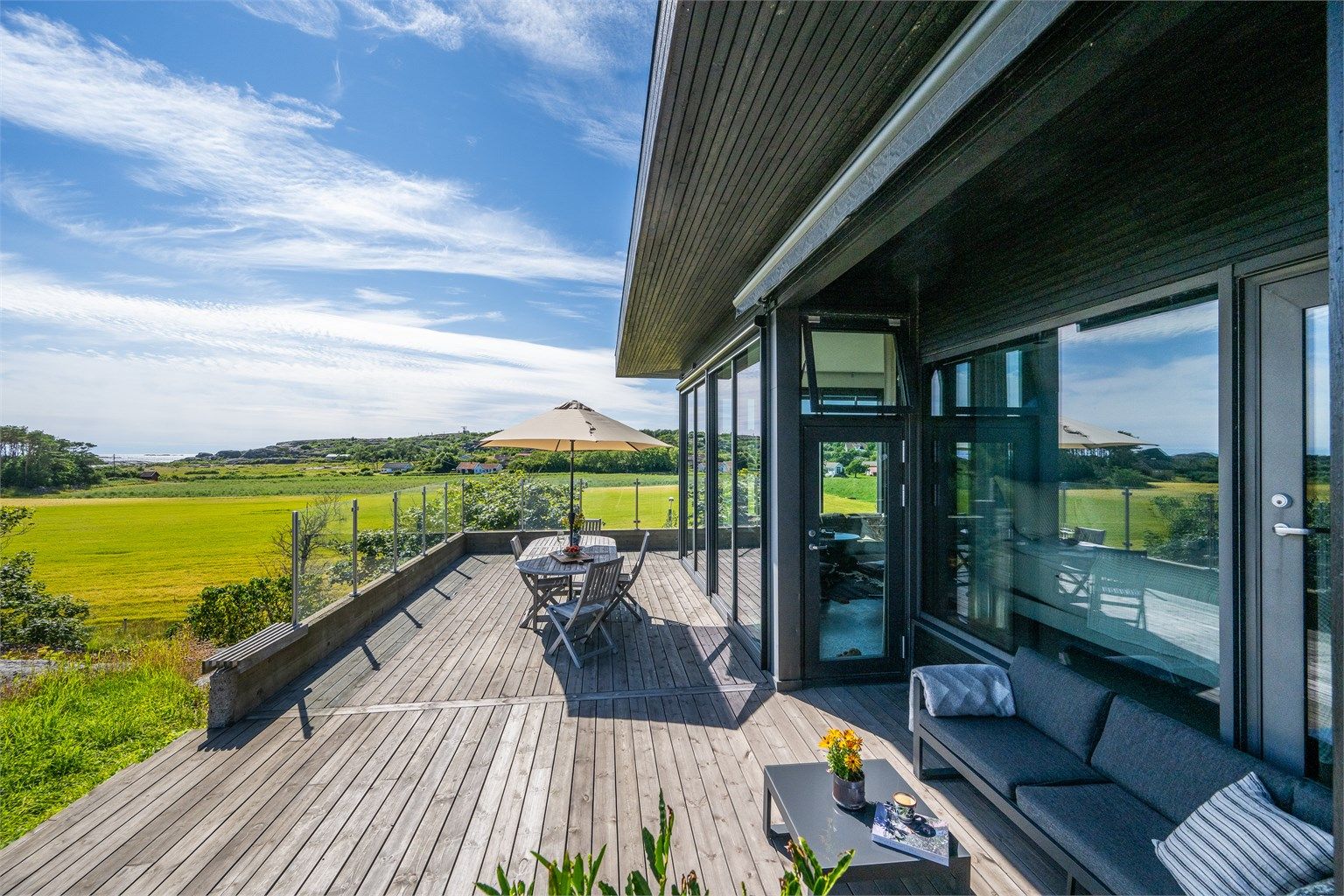 Med totalt 115 m² terrasseareal, inkludert en stor, sørvendt terrasse og en privat takterrasse, er alt lagt til rette for å nyte utsikten og roen.