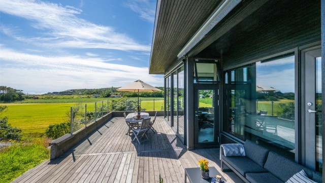 Med totalt 115 m² terrasseareal, inkludert en stor, sørvendt terrasse og en privat takterrasse, er alt lagt til rette for å nyte utsikten og roen.