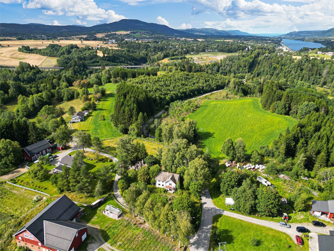Eiendommen ligger kort vei unna Eidsvoll og Sundet