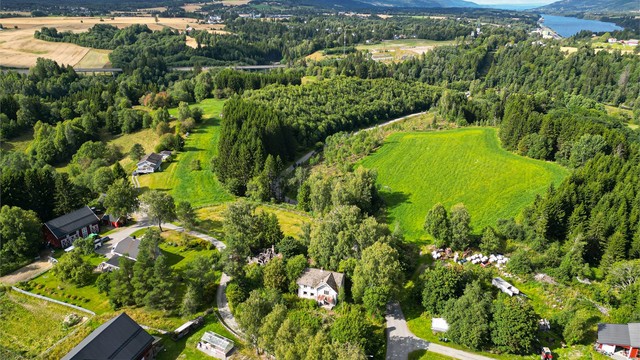 Eiendommen ligger kort vei unna Eidsvoll og Sundet
