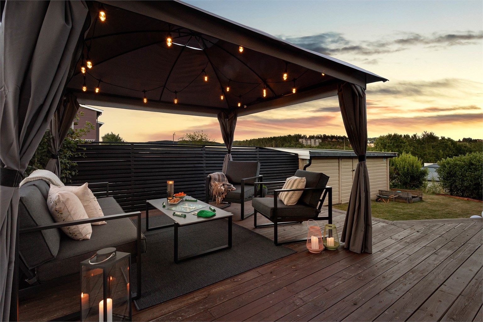 Når solen går ned, skaper den stemningsfulle belysningen en lun ramme for lange sommerkvelder.