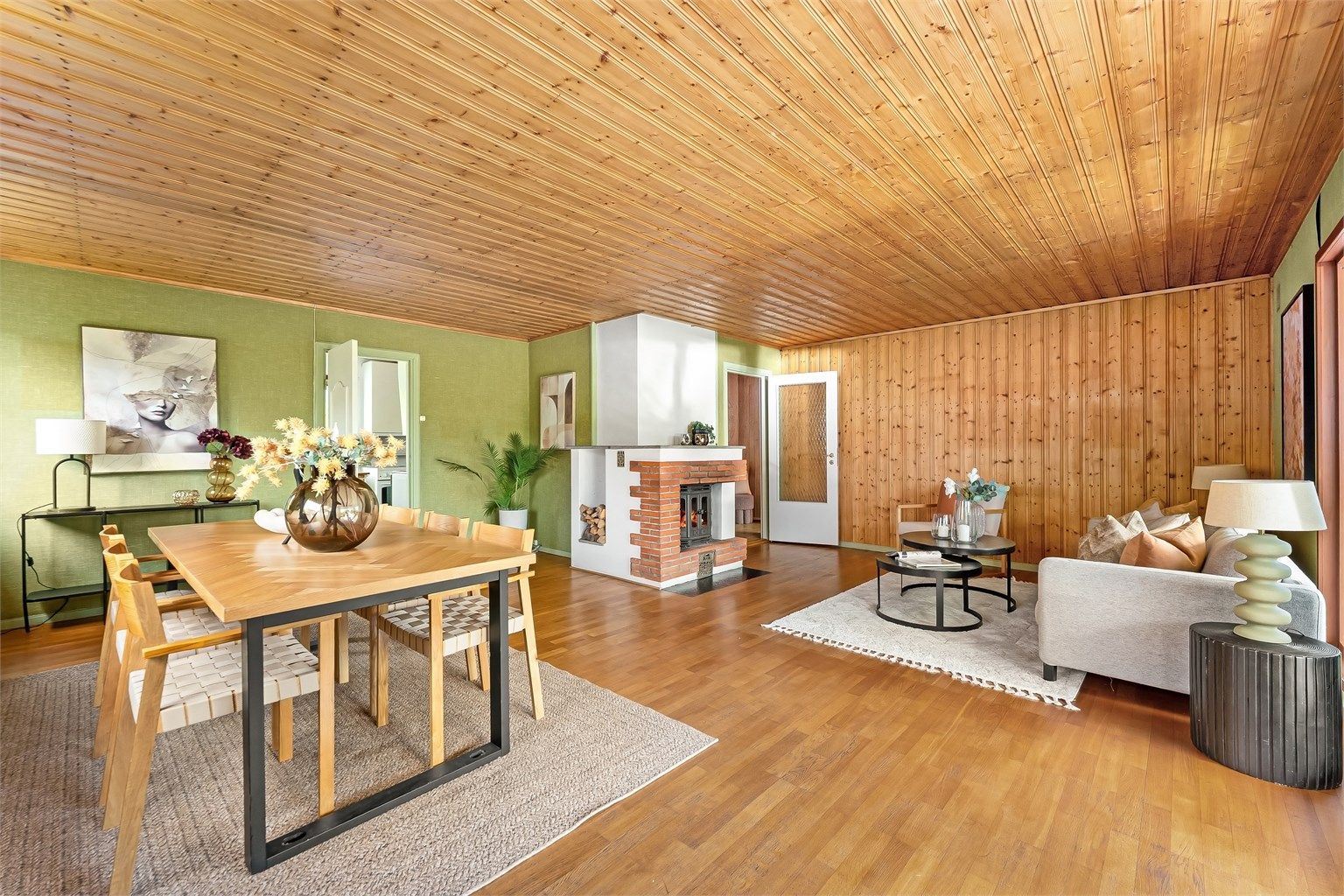 Stuen har god plass til både spisebord og sofagruppe, med en sentralt plassert peis.
Foto: Zovenfra AS