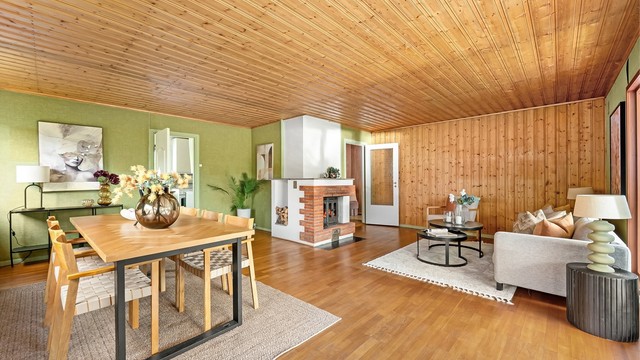 Stuen har god plass til både spisebord og sofagruppe, med en sentralt plassert peis.
Foto: Zovenfra AS
